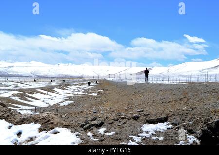 Schöne Landschaft mit schneebedeckten Berge im Karakorum Highway in Xinjiang, China Stockfoto