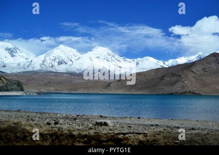 Karakul See und verschneite Berge in Xinjiang, Karakorum Highway, China Stockfoto