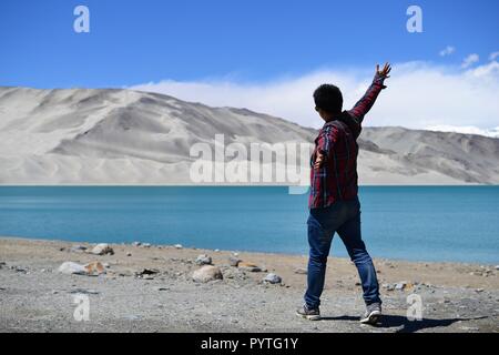 Sanddünen und türkisblauem Wasser bei Bulunkou See auf dem Karakorum Highway, Xinjiang, China Stockfoto