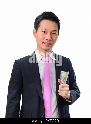Asian Business Mann im schwarzen Anzug mit Geld in der Hand und Suchen an Kamera Stockfoto