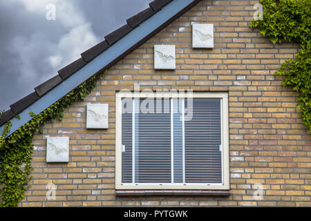 Bat Häuser an der Fassade des Gebäudes in der städtischen Umwelt Stadt Ökologie zu fördern. Stockfoto