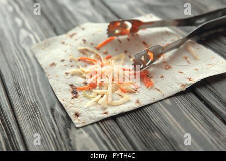 Geschnittenem Kohl auf pita Brot auf hölzernen Hintergrund. Foto mit Cop Stockfoto