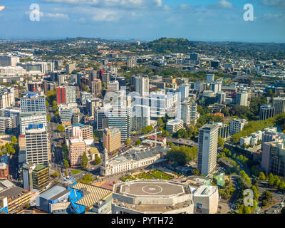 AUCKLAND, Neuseeland - 27. OKTOBER 2016: Luftaufnahme über Auckland downtown Stadtzentrum Newmarket und Eden montieren, Neuseeland Stockfoto