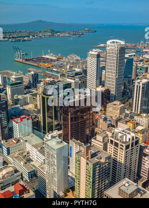 Luftaufnahme über Auckland downtown Stadtzentrum mit Vulkan von rangitoto am Horizont, Neuseeland Stockfoto