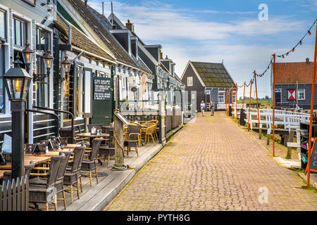 Marken, Nord Holland, Niederlande - 22 November 2016: Cafes und Restaurants in der kleinen, traditionellen Harbour Village und die Insel Marken in keiner Stockfoto