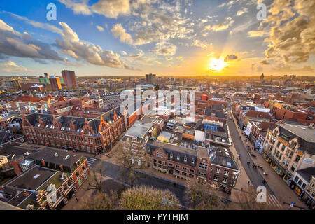 Blick über den historischen Teil der Stadt Groningen unter der Einstellung für Sun Stockfoto