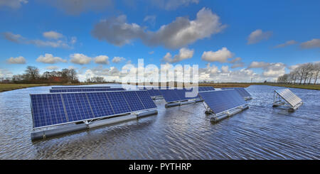 Gruppe von Sonnenkollektoren floating auf nicht genutzten Gewässer kann eine ernsthafte Alternative zu Boden Solaranlagen montiert Stockfoto