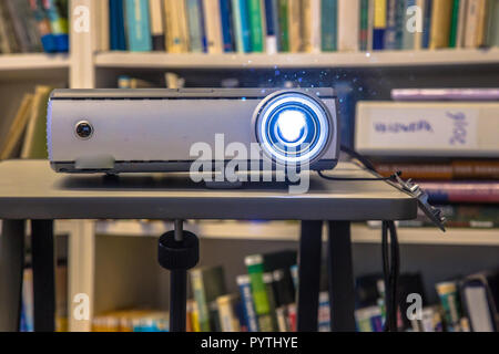 Portable beamer Projektor auf einem Büro während der Präsentation der bussines Ergebnisse verwendet Stockfoto