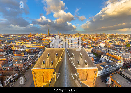 Groningen city Luftbild vom Turm der Aa Kirche gesehen, während das letzte Licht des Tages fallen über Vismarkt Marktplatz im Stadtzentrum ist Stockfoto