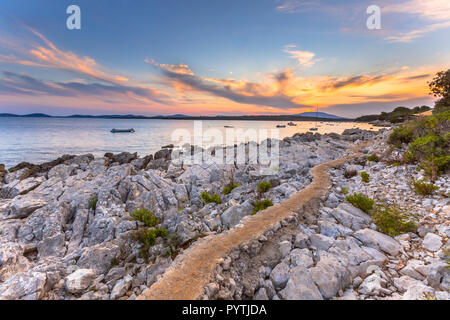 Walking Track über der Küste Felsen auf der Insel Cres in der Adria, Kroatien, Europa Stockfoto