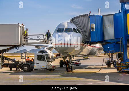 Frontalansicht des Passenger Jet Flugzeug angedockt am Gate Terminal in Vorbereitung auf den Internationalen Flughafen von Athen, Griechenland Stockfoto