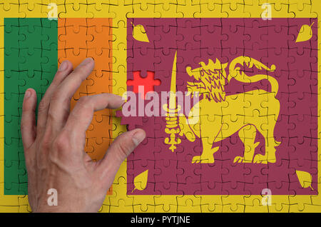 Sri Lanka Fahne wird auf ein Puzzle, die Hand des Mannes führt zu Falten dargestellt. Stockfoto