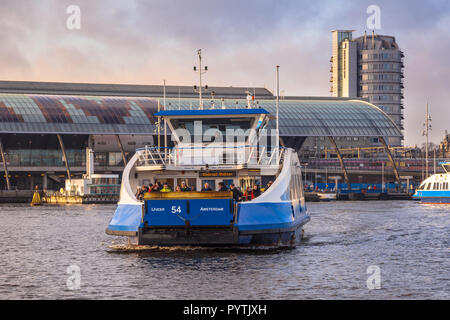 AMSTERDAM - DEC. 28., 2015. Fähre am 04.12.28, Amsterdam 2015. Mehrere modernen Fähren der 24 Uhr tägliche Verbindung zwischen zentralen Stellen Stockfoto