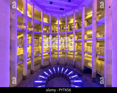 GRONINGEN, Niederlande - 12 April 2016: bunte Lichter im Keller in der mittleren Spalte der Ossenmarkt Tiefgarage. Stockfoto