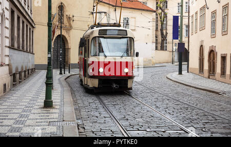 Altmodische rote Straßenbahn in die Innenstadt, Prag Stockfoto