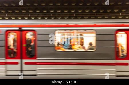 Prag, U-Bahnhof Staromestska. Blur Waggon in Bewegung Stockfoto