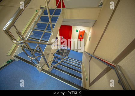 Moderne Treppe in den luxuriösen Passagier Cruise Ferry Stockfoto