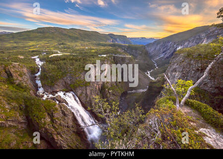 Berühmte Voringfossen Schlucht mit Wasserfall in der Nähe von Eidfjord in der Provinz Hordaland Norwegen Stockfoto