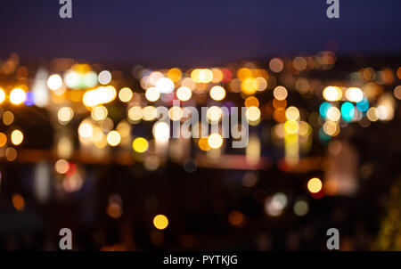 Die Lichter der Stadt in der Nacht. Defokussierten blur städtischen Gebäuden bokeh Hintergrund Stockfoto