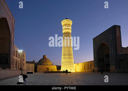 Blick auf das beleuchtete Kalon Minarett von der Karachaniden-dynastie Herrscher Arslan Khan im Jahre 1127 an der Po-i-Kalyan islamischen religiösen Komplex in Buchara, Usbekistan Stockfoto