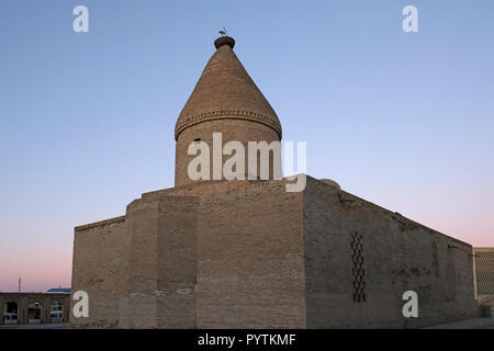 Die Außenseite des Chashma Ayub oder Job Mausoleum während der Herrschaft von Timur gebaut und verfügt über einen Khwarazm Stil konischen Kuppel in Buchara, Usbekistan selten. Stockfoto