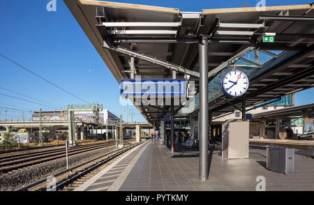 Bahnhof Berlin Deutschland, leere outdoor Plattform am Morgen blauer Himmel Stockfoto