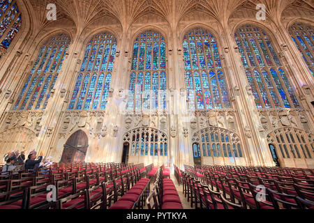 Reihen mit Stühlen vor den Glasfenster in den Ante - Kapelle des King's College, Universität Cambridge, England. Stockfoto