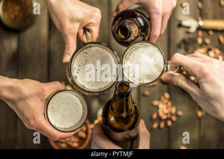 Eine Gruppe von Freunden mit Bierkrügen. Stockfoto