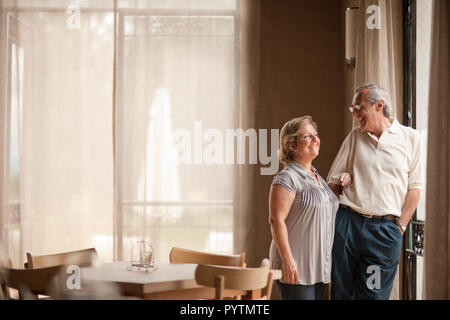 Gerne reifes Paar im Esszimmer. Stockfoto