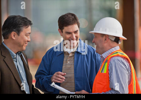 Eigentümer und Ingenieur Treffen mit der Polier auf der Baustelle. Stockfoto