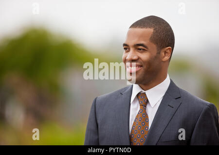 Smart junge Geschäftsmann in Anzug und Krawatte. Stockfoto