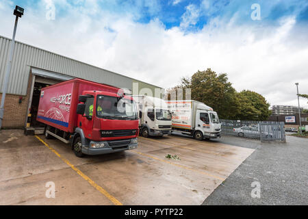 Parcelforce Worldwide Manchester, Picadilly Trading Estate. Lieferwagen am Depot. Stockfoto