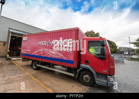 Parcelforce Worldwide Manchester, Picadilly Trading Estate. Lieferwagen am Depot. Stockfoto