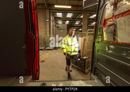 Parcelforce Worldwide Manchester, Picadilly Trading Estate. Lieferwagen am Depot. Stockfoto