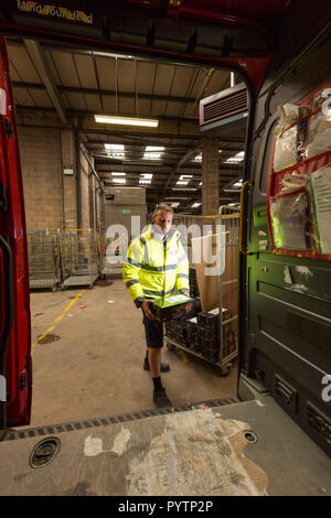 Parcelforce Worldwide Manchester, Picadilly Trading Estate. Lieferwagen am Depot. Stockfoto