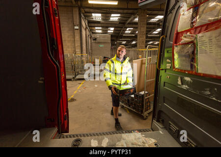 Parcelforce Worldwide Manchester, Picadilly Trading Estate. Lieferwagen am Depot. Stockfoto