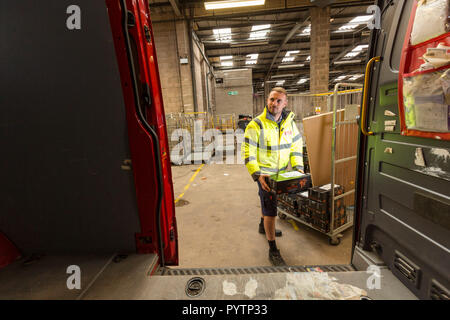 Parcelforce Worldwide Manchester, Picadilly Trading Estate. Lieferwagen am Depot. Stockfoto