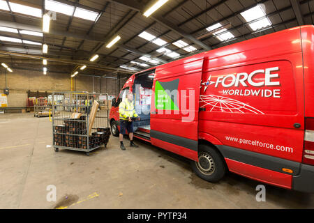 Parcelforce Worldwide Manchester, Picadilly Trading Estate. Lieferwagen am Depot. Stockfoto