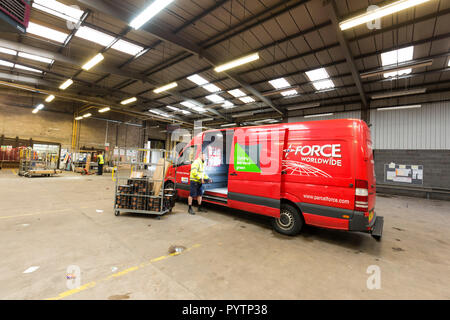 Parcelforce Worldwide Manchester, Picadilly Trading Estate. Lieferwagen am Depot. Stockfoto