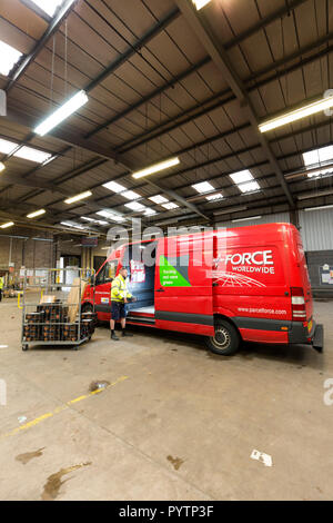 Parcelforce Worldwide Manchester, Picadilly Trading Estate. Lieferwagen am Depot. Stockfoto