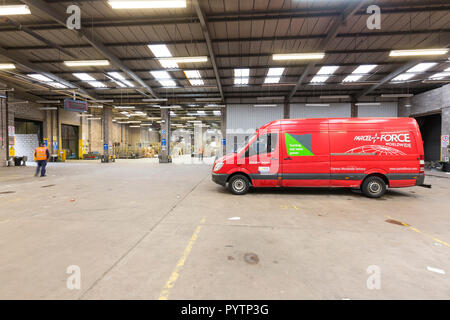 Parcelforce Worldwide Manchester, Picadilly Trading Estate. Lieferwagen am Depot. Stockfoto