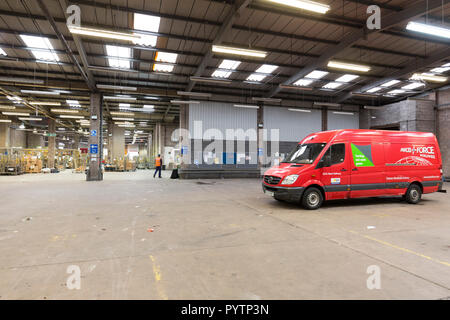 Parcelforce Worldwide Manchester, Picadilly Trading Estate. Lieferwagen am Depot. Stockfoto