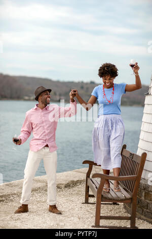 Paar genießt romantischen Tag am Meer. Stockfoto