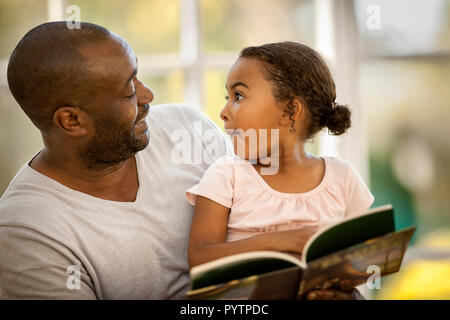 Gerne Vater und Tochter zusammen ein Buch zu lesen. Stockfoto