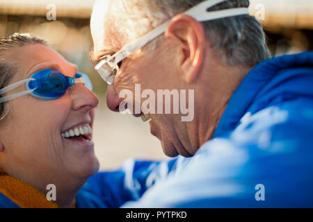 Senior Paar, das an einem Strand. Stockfoto