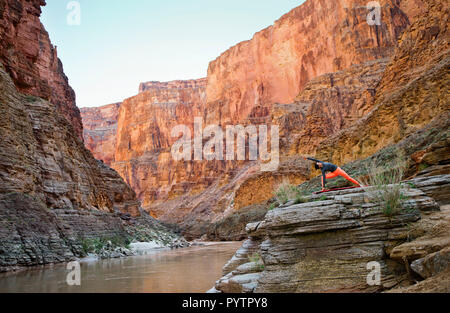 Junge Frau, die sich auf einem Felsen. Stockfoto