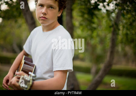 Teenager spielen eine akustische Gitarre. Stockfoto