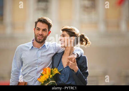 Young Business Paar gehen zusammen während Ihrer Mittagspause. Stockfoto