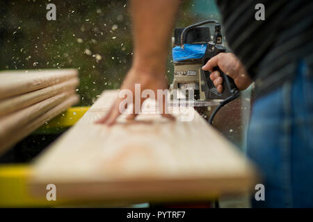 Tischler schleifen Sie Holz auf einer Baustelle. Stockfoto