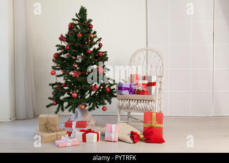 Weihnachtsbaum in der Einrichtung in Weiß mit Strumpf-Füllmaschinen Stockfoto
